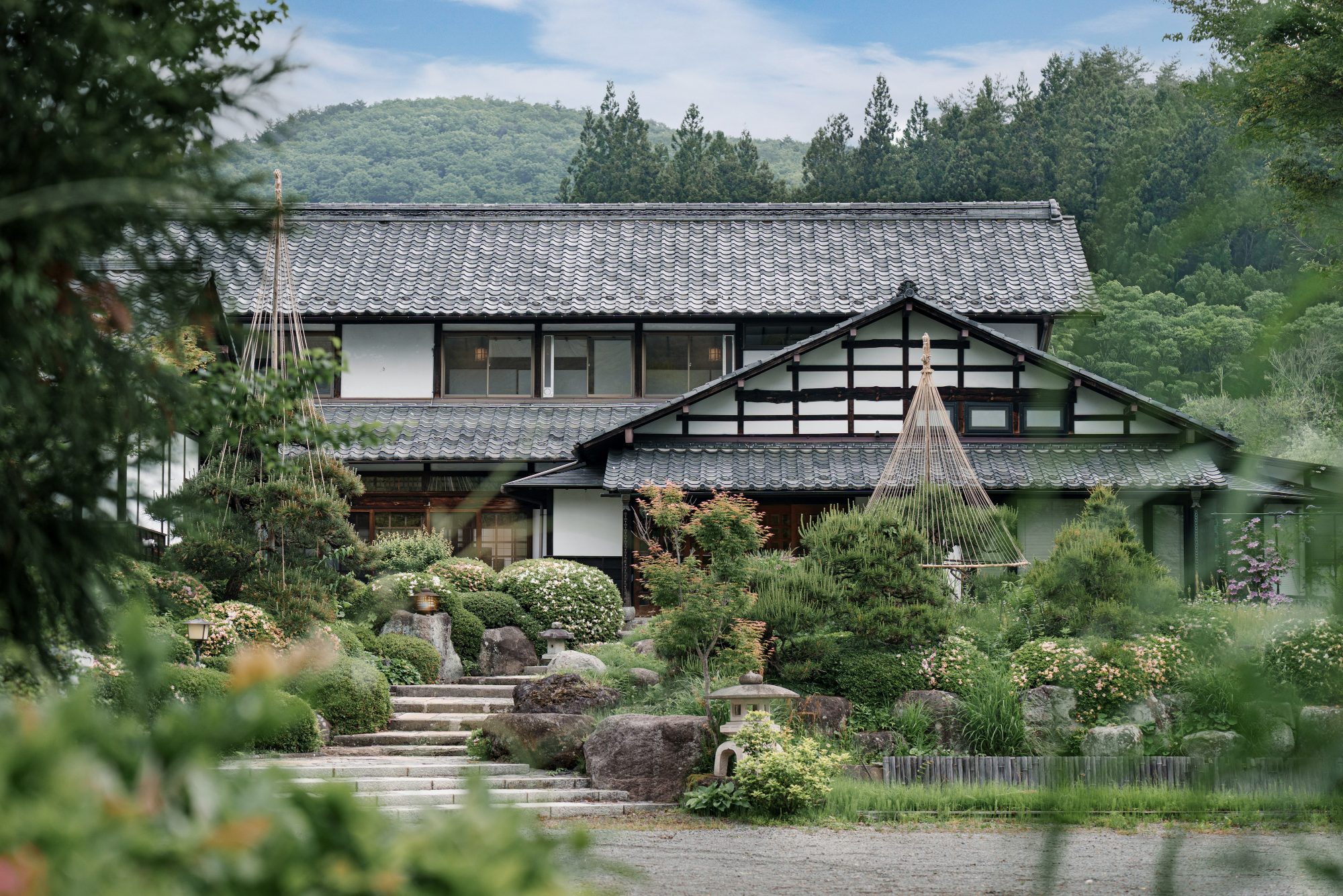 shin 猿ヶ京 日中の建物外観